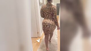 Love the way she walks - Real African Curves